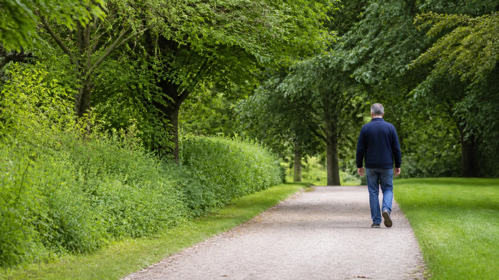 Adulte reprenant une marche tranquille