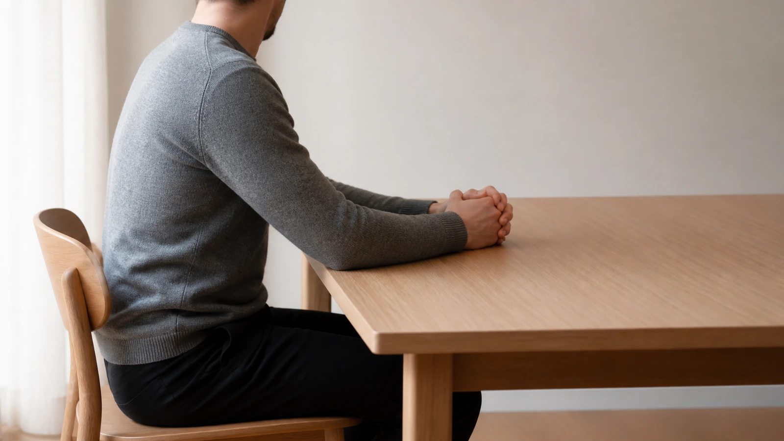Personne ajustant sa position de travail sans écran visible