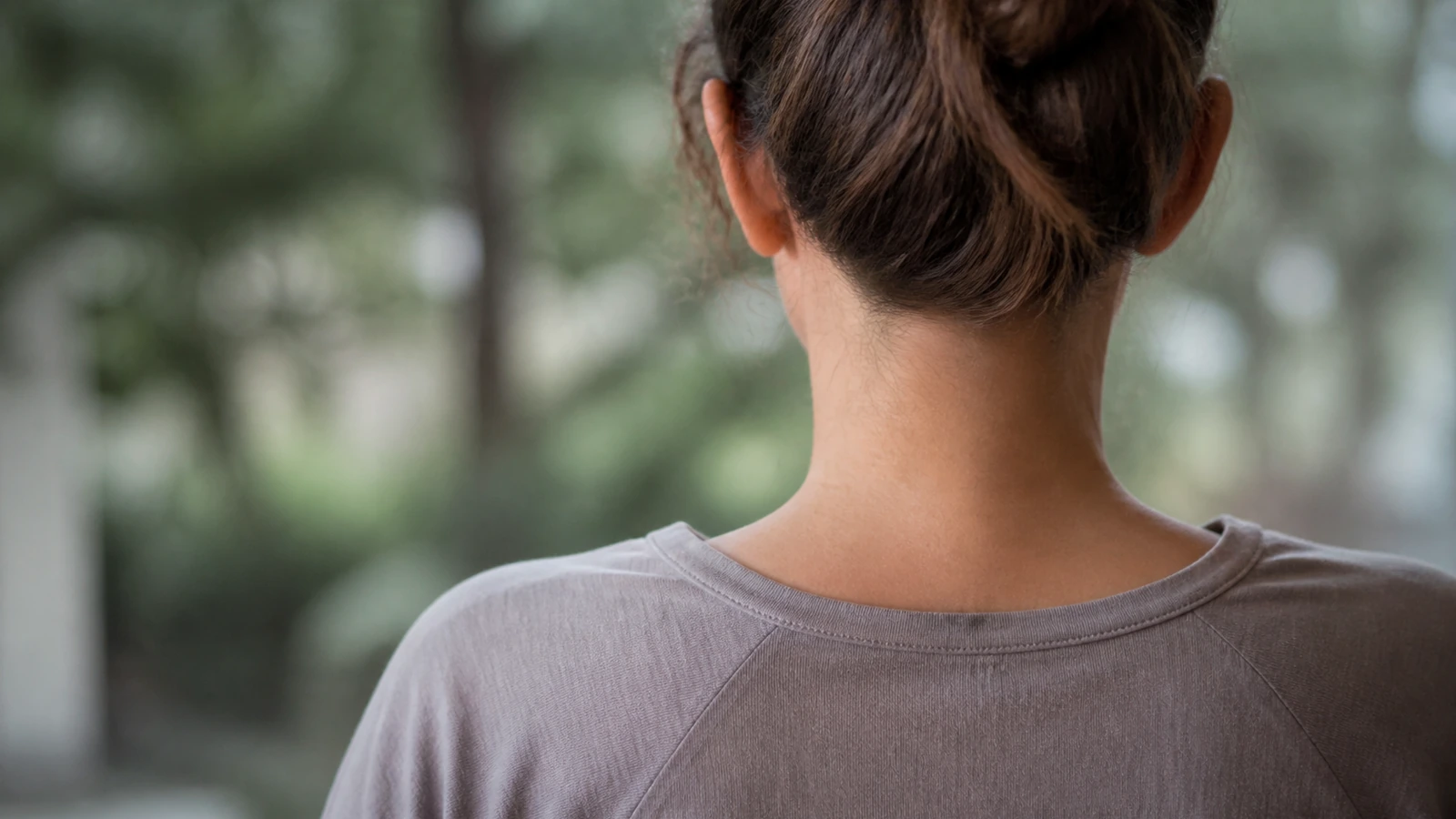 Épaules détendues et nuque en position neutre