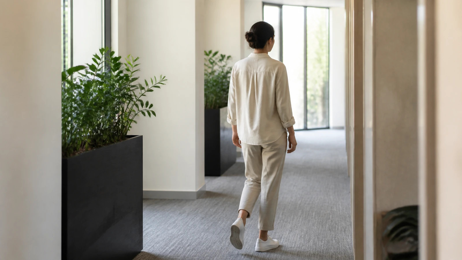 Personne effectuant une courte marche dans un bureau calme